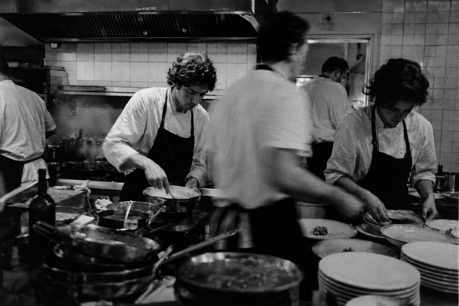 Chef terminando platos en una cocina profesional
